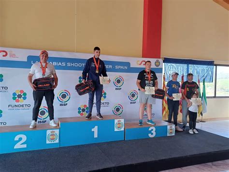Luis Ortega en el podio del Campeonato de Europa de Fisicoculturismo y Fitness.