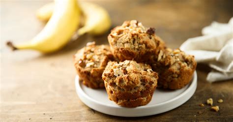 Muffins integrales de plátano y chocolate negro, mostrando trozos de chocolate negro