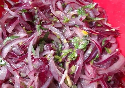 Ilustración de ingredientes frescos para ensalada: coliflor, patatas, huevos, cebolla morada, cilantro.