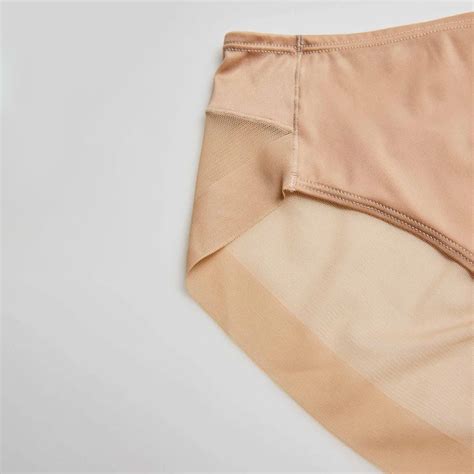 Fotografía de la braga faja efecto tanga invisible de Leonisa, mostrando su diseño y detalles.