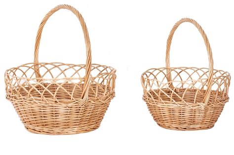 Infografía comparativa de cestas de mimbre y metálicas para bicicleta, destacando peso, estilo y durabilidad.