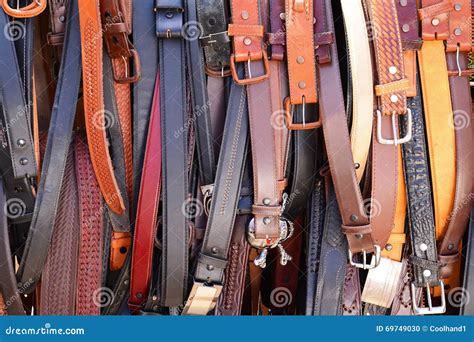 Detalle de las correas de cuero y el trenzado de una cesta de mimbre artesanal.