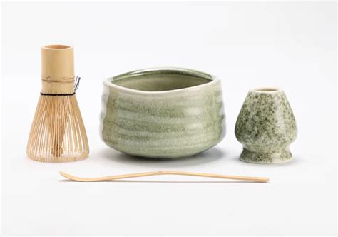Ilustración detallada de los utensilios para la ceremonia del té matcha: chasen, chawan, cucharita de bambú.