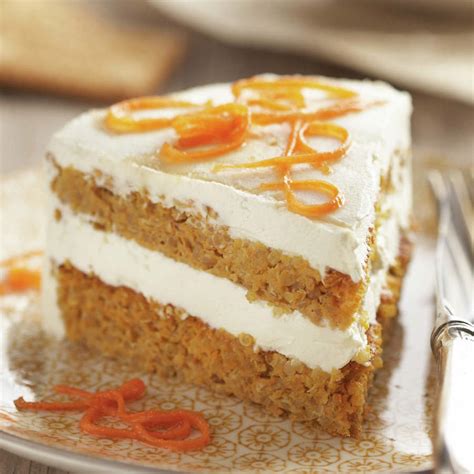 Ilustración de una taza con un bizcocho de zanahoria recién hecho en microondas, con virutas de zanahoria y canela espolvoreada