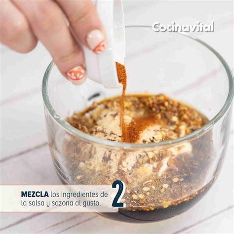 Infografía paso a paso mostrando cómo mezclar los ingredientes en una taza apta para microondas