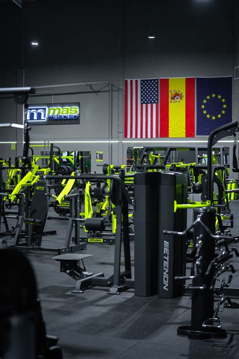 Vista general del equipamiento de entrenamiento en MASmusculo FIT Gym con marcas como Hammer Strength y Fitland