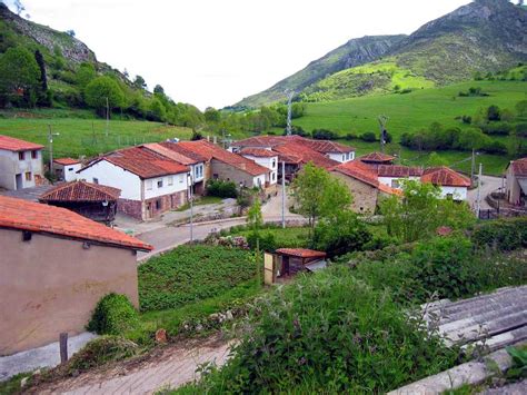 Vista panorámica del concejo de Yernes y Tameza, mostrando su relieve montañoso y vegetación atlántica.