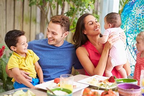 imagen de una familia activa disfrutando de una comida saludable