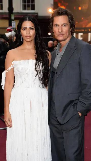 Matthew McConaughey en la alfombra roja luciendo su figura habitual