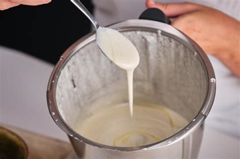 Proceso de triturado del ajoblanco hasta obtener una crema homogénea