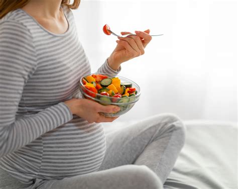 ilustraciones de alimentos saludables y no saludables recomendados durante el embarazo