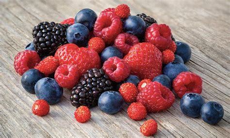 Imagen de un cuenco lleno de frutos rojos variados (fresas, arándanos, frambuesas, moras).