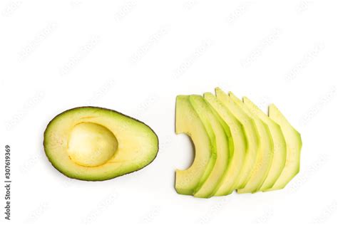 Ilustración de un aguacate cortado por la mitad mostrando su interior cremoso y su hueso.