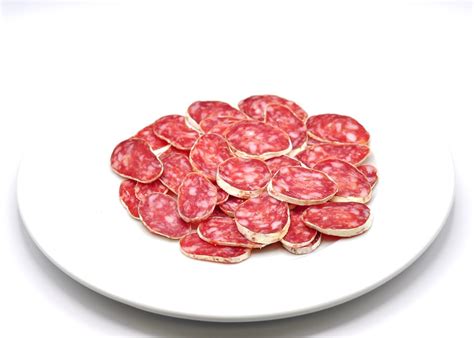 Ilustración de un fuet entero y cortado en rodajas.