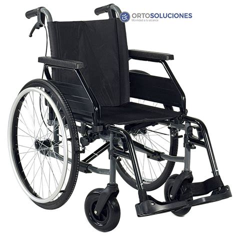 Vista lateral de la silla de ruedas Apolo XL mostrando las ruedas delanteras ajustables y las traseras autopropulsables.