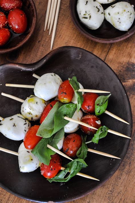 Brochetas de tomate cherry, mozzarella y albahaca