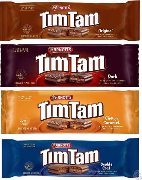 Imagen de un paquete de galletas Tim Tam y una galleta partida por la mitad mostrando las capas.