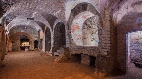 Reconstrucción de una sección de las catacumbas romanas, mostrando los nichos (loculi) en las paredes para los entierros.