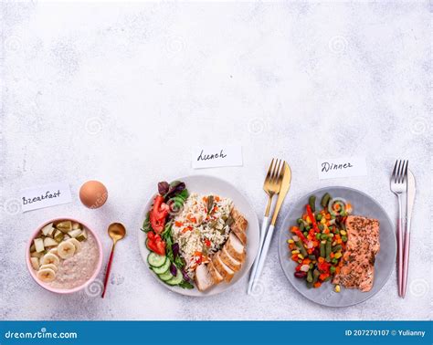 ilustración de un día típico con desayuno, almuerzo y cena paleo