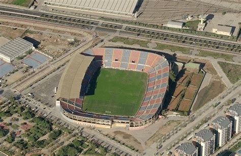 Vista aérea del estadio del Levante, con actividad de voluntarios cocinando y distribuyendo comida.