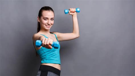 Mujeres entrenando con pesas ligeras para tonificar brazos