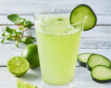 imagen de rodajas de limón, pepino y jengibre flotando en un vaso de agua