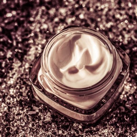 Imagen de una crema facial de lujo extremadamente cara, mostrando su empaque elegante.