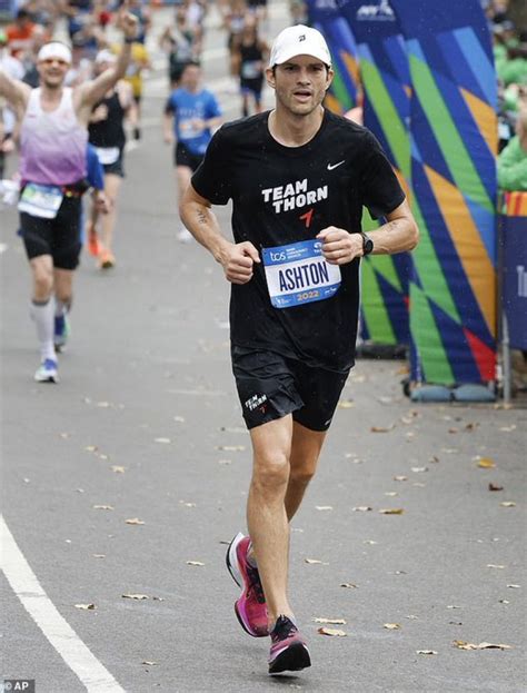 Ashton Kutcher corriendo durante la Maratón de Nueva York.