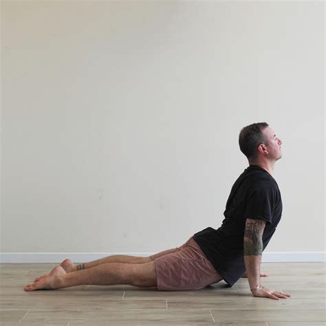 Secuencia de imágenes mostrando la progresión desde la Postura de la Cobra hasta la Postura del Saltamontes.