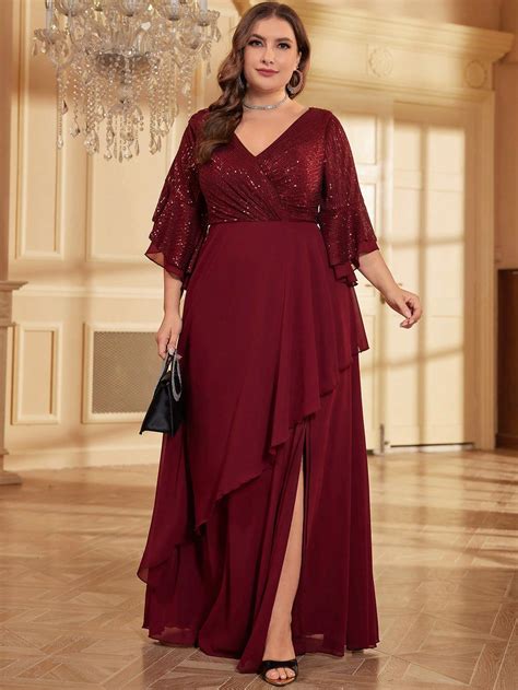 Una mujer sonriente y elegante con un vestido de fiesta de talla grande.