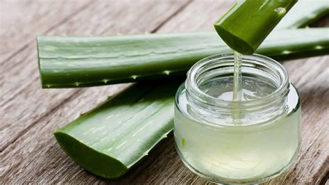 Primer plano de una crema depilatoria con aloe vera y manteca de karité, destacando su textura suave.