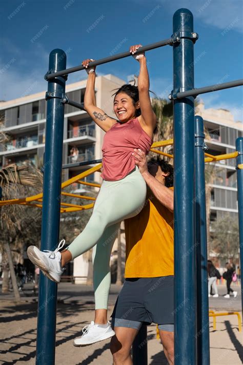 Vista panorámica de Muscle Beach Venice con personas entrenando al aire libre.