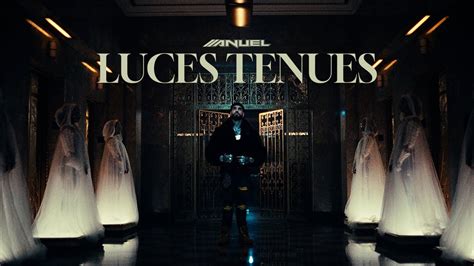 Ambiente dinámico de una clase en Barry's Bootcamp con luces tenues y música.