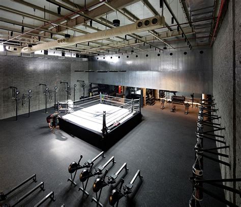 Interior del gimnasio Dogpound con equipo de entrenamiento y un ring de boxeo.