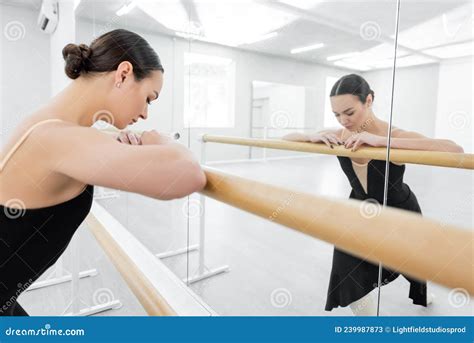 Estudio de Ballet Beautiful con bailarinas practicando frente a espejos.