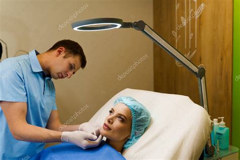 Paciente en consulta con cirujano plástico, discutiendo áreas de tratamiento para lipoescultura