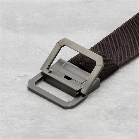 Primer plano de diferentes tipos de hebillas de cinturones tácticos (Cobra, liberación rápida, trinquete)