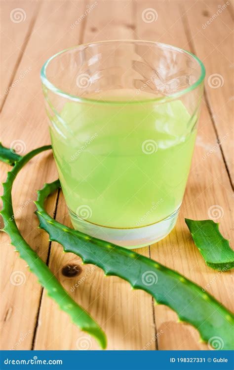 Imagen de un vaso de jugo de Aloe Vera y cápsulas.