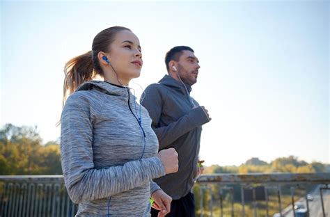 Ilustración de una persona entrenando con auriculares inalámbricos