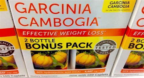 Esquema visual mostrando el momento ideal para tomar la cápsula de Garcinia Cambogia (antes de una comida principal) y la cantidad (un vaso de agua).