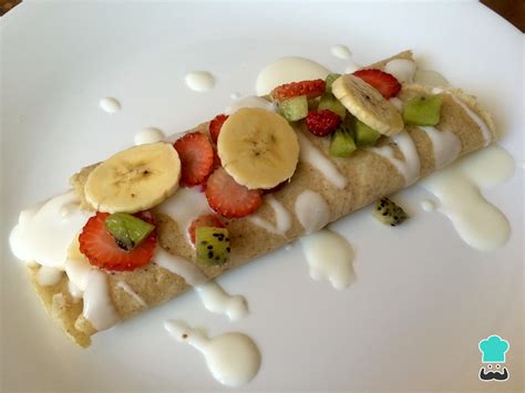 Crepes de avena decorados con frutas y yogur