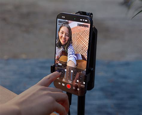 Diagrama ilustrando la compresión de pistas de audio multicanal para sistemas estéreo.