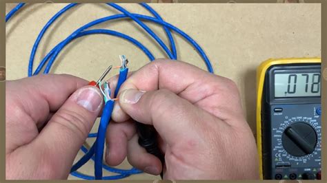 Ilustración mostrando cómo revisar las conexiones de los cables de los altavoces.