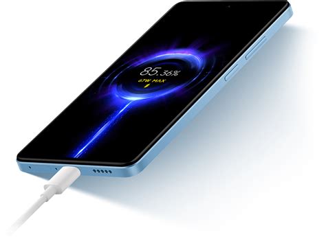 Ilustración de un smartphone Redmi Note 9 Pro conectado a un cargador, mostrando el icono de carga en la pantalla.