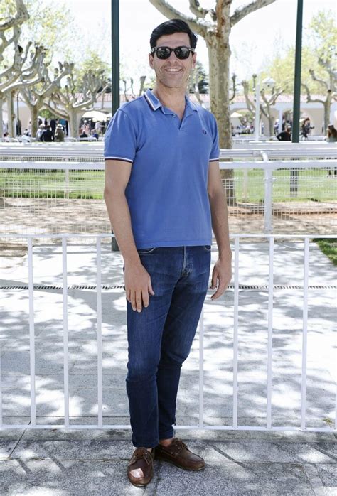 Ejemplo de atuendo casual con vaqueros oscuros y polo