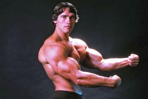 Arnold Schwarzenegger entregando un trofeo a un culturista en el Arnold Classic Europa