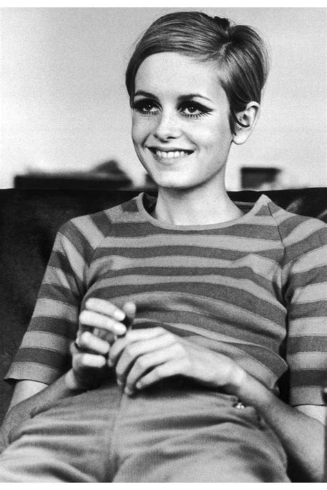 Icono de moda Twiggy en un vestido recto de los años 60