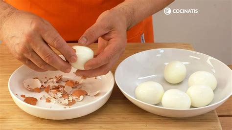 Infografía con los pasos básicos para preparar huevos rellenos: cocer, pelar, cortar, vaciar y rellenar.