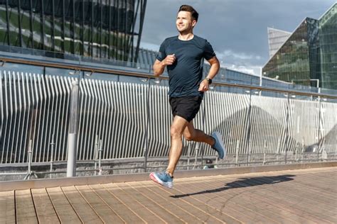 Persona realizando ejercicio con ropa deportiva de efecto sauna.
