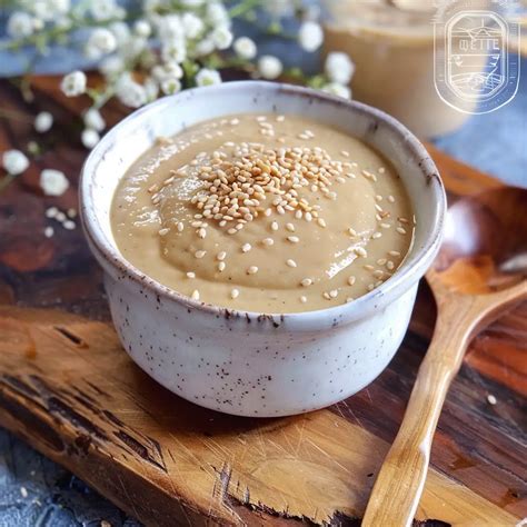 Imágenes de un tarro de tahini casero y pan untado con tahini.